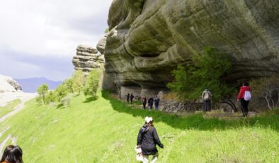 Yerli turistler Kulp’taki tarihi Kefrum Kalesi’ne hayran kaldı