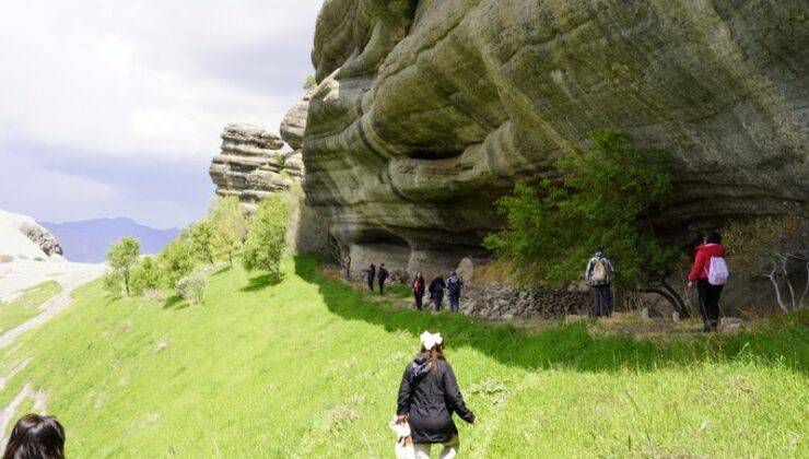 Yerli turistler Kulp’taki tarihi Kefrum Kalesi’ne hayran kaldı