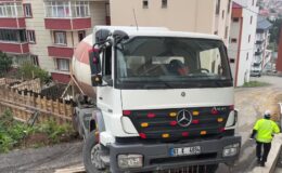 Beton mikseri yokuşta kaydı, yol ile inşaat arasında asılı kaldı