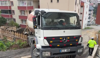 Beton mikseri yokuşta kaydı, yol ile inşaat arasında asılı kaldı
