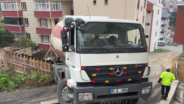 Beton mikseri yokuşta kaydı, yol ile inşaat arasında asılı kaldı