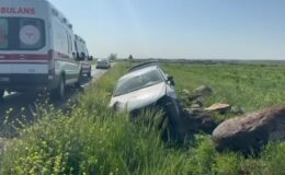 Yol kenarındaki kayalara çarpan otomobildeki 4 kişi yaralandı