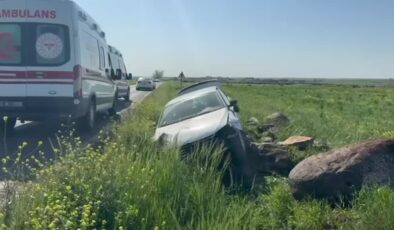 Yol kenarındaki kayalara çarpan otomobildeki 4 kişi yaralandı