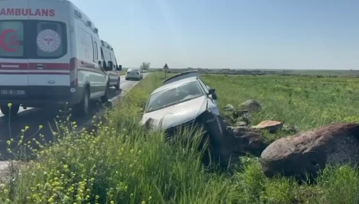 Yol kenarındaki kayalara çarpan otomobildeki 4 kişi yaralandı