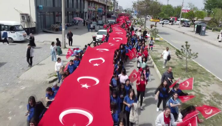 Yüzlerce öğrenci Ermeni çetelerince katledilenleri anmak için yürüdü