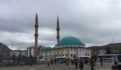 Minaresine yıldırım düşen cami hasar gördü