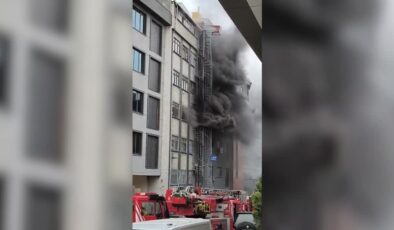 Ayakkabı imalathanesinde çıkan yangına müdahale ediliyor