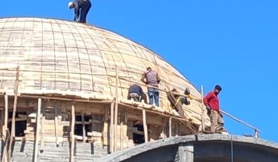 Yıkılan Camiler İşçilerin Zorlu Çalışmasıyla Yeniden İnşa Ediliyor