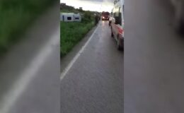 Devrilen işçi servisindeki 8 kişi yaralandı