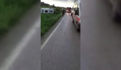 Devrilen işçi servisindeki 8 kişi yaralandı