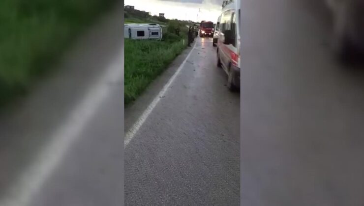 Devrilen işçi servisindeki 8 kişi yaralandı