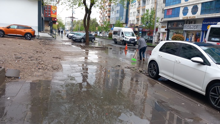 Diyarbakır’da Sağanak Yağış Etkili Oluyor