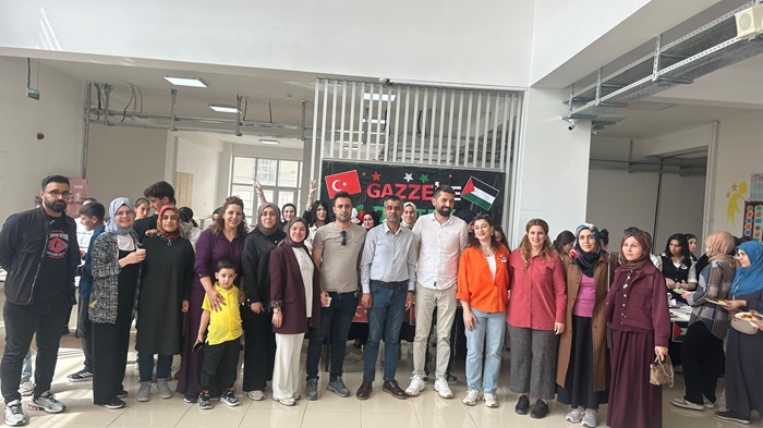 Kulp ilçesinde lise öğrencileri Gazze için kermes düzenledi