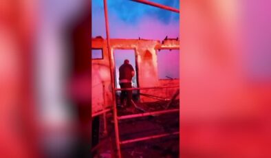 Müstakil ev yangında kullanılamaz hale geldi