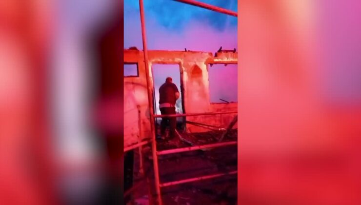 Müstakil ev yangında kullanılamaz hale geldi