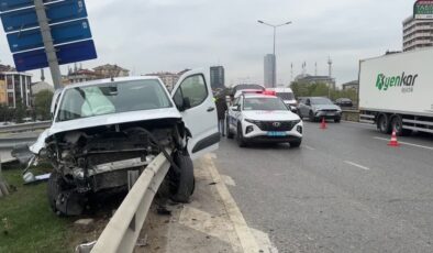 Bariyeri delen araçta 2 kişi hastaneye kaldırıldı
