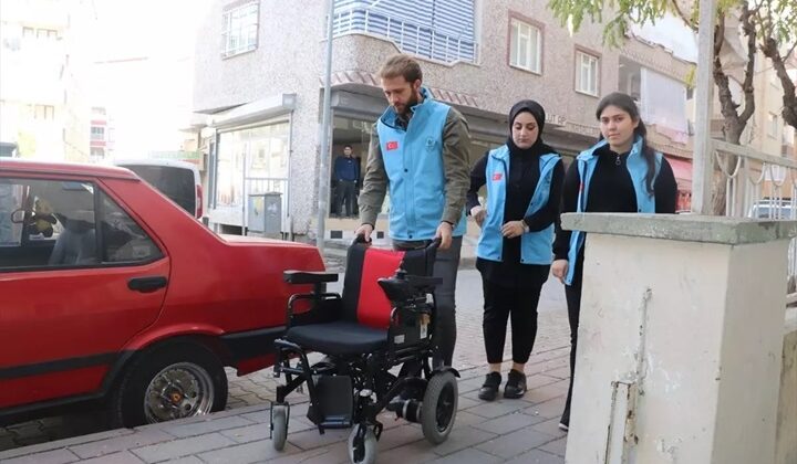 Siirt’te bedensel engelli gence akülü tekerlekli sandalye desteği
