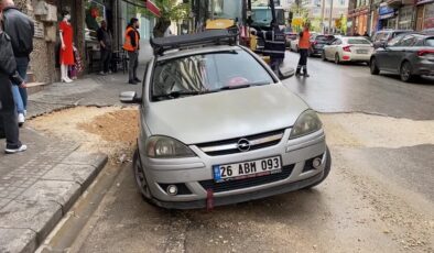 Yağmur sonrası oluşan çukur aracı yuttu, ekipler müdahale etti
