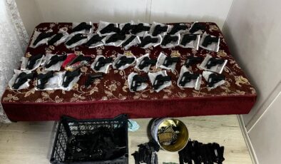 1 el bombası ile 45 silah ele geçirildi
