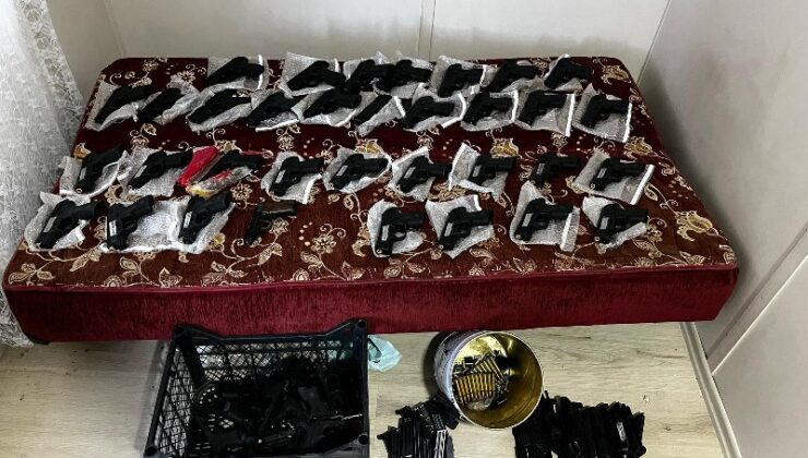 1 el bombası ile 45 silah ele geçirildi