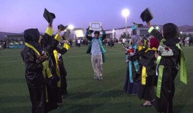 10 yıllık öğretmen, mezun ettiği öğrencilerle mezun oldu