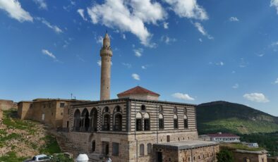 13. yüzyıldan günümüze uzanan Hazro Merkez Camii ihtişamı