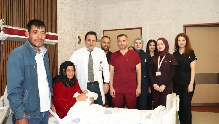 15 yıl sonra gelen bebeklerine doktorlarının adını verdiler