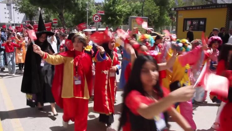 Van’da “22. Akdamar Çocuk ve Gençlik Tiyatroları Şenliği” başladı