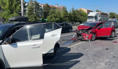 4 otomobilin karıştığı trafik kazasında 7 kişi yaralandı