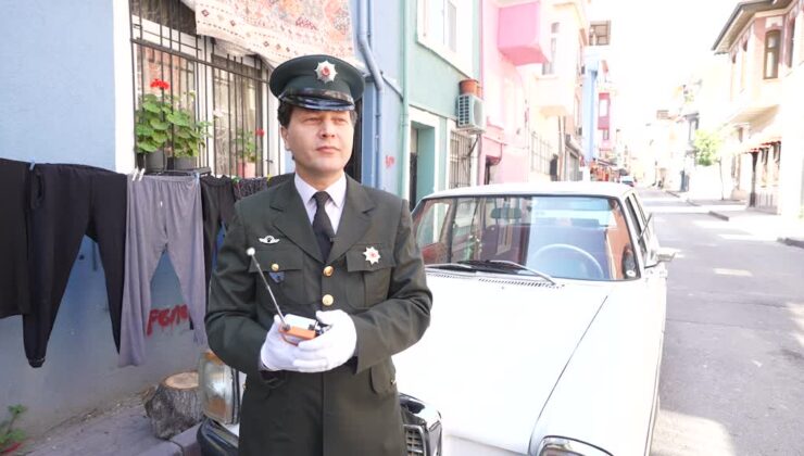 70’lerin trafik polisi üniforması ve klasik aracıyla İstanbul’u geziyor