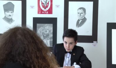 9 yaşında ilk kişisel sergisini açtı