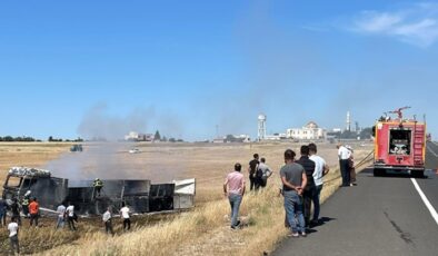 Şırnak’ta seyir halindeyken alev alan tır yandı