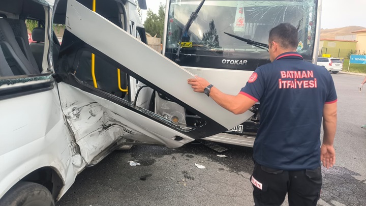 Batman’da minibüs ile midibüsün çarpıştığı kaza