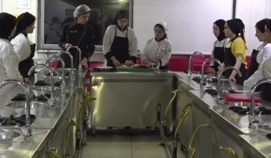 Diyarbakır’da liseli kızlar mutfakta profesyonelleşiyor