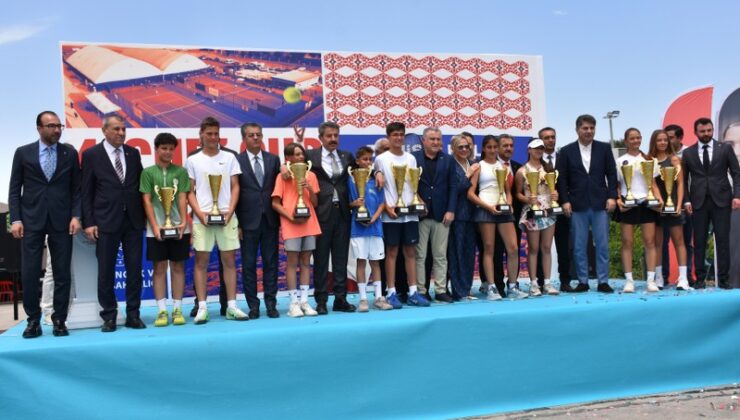 Bakan Bak, 4. Uluslararası Cudi Cup Tenis Turnuvası’nın kupa törenine katıldı