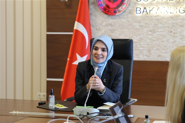 Bakan Göktaş, üniversitelilerin sosyal farkındalık projesine destek verdi