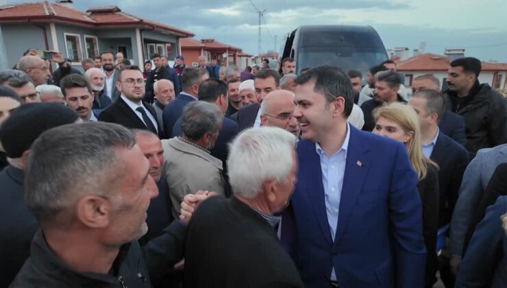Bakan Kurum, Malatya’da köy evini teslim alan aileyi ziyaret etti