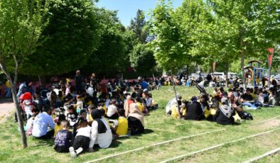 Batman’da öğrenciler aileleriyle parkta kitap okudu