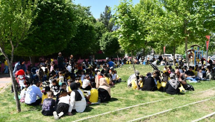 Batman’da öğrenciler aileleriyle parkta kitap okudu