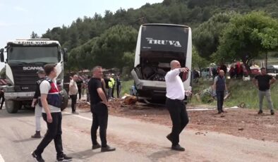 Yolcu otobüsü, kamyon ve otomobil çarpıştı, 8 kişi öldü