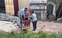 Çatıda yakalanan hırsızlık zanlısı itfaiye merdiveniyle indirildi
