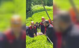 Çay bahçesinde düşerek mahsur kalan kişiyi ekipler kurtardı