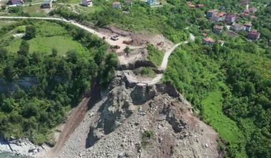 Cide-İnebolu kara yolu heyelan nedeniyle ulaşıma kapandı