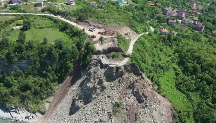 Cide-İnebolu kara yolu heyelan nedeniyle ulaşıma kapandı