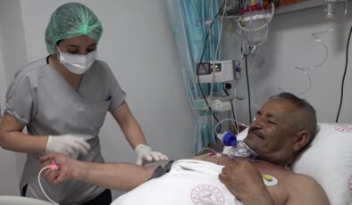 Yoğun bakımda hastalara annesi gibi şefkat gösteriyor