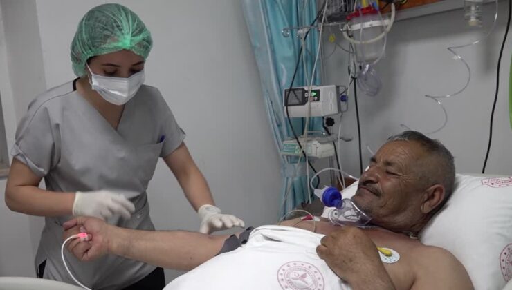 Yoğun bakımda hastalara annesi gibi şefkat gösteriyor