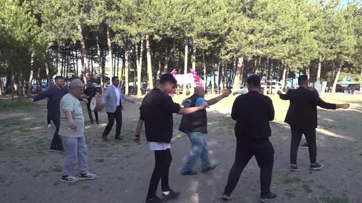 Türkiye şampiyonu tekvandocu Ebrar, babası tarafından davul zurnayla karşılandı