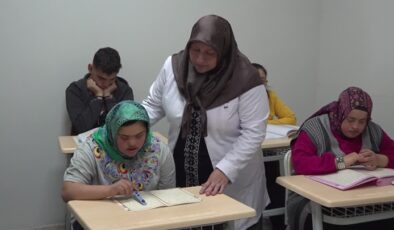 Kur’an okumayı öğrenen down sendromlu Elif ve Fatma hatim indirdi
