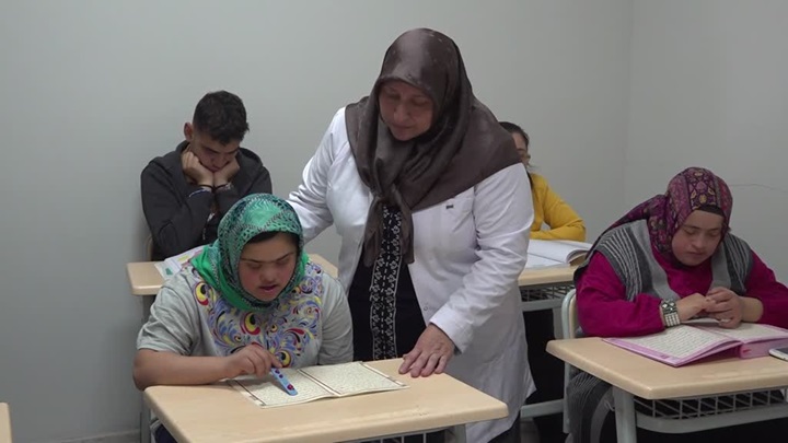 Kur’an okumayı öğrenen down sendromlu Elif ve Fatma hatim indirdi