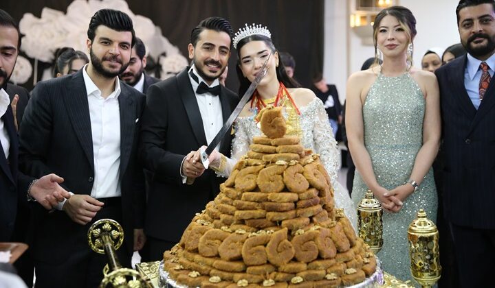 Diyarbakır’da Evlenen çift, düğünde pasta yerine burma kadayıf kesti